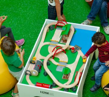 Spielende Kinder am Tag der offenen Tür im Haus der Familie © Alexandra Königseder