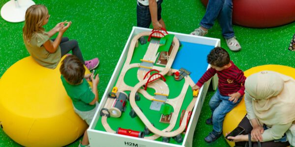 Spielende Kinder am Tag der offenen Tür im Haus der Familie © Alexandra Königseder