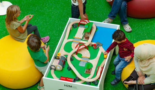 Spielende Kinder am Tag der offenen Tür im Haus der Familie © Alexandra Königseder