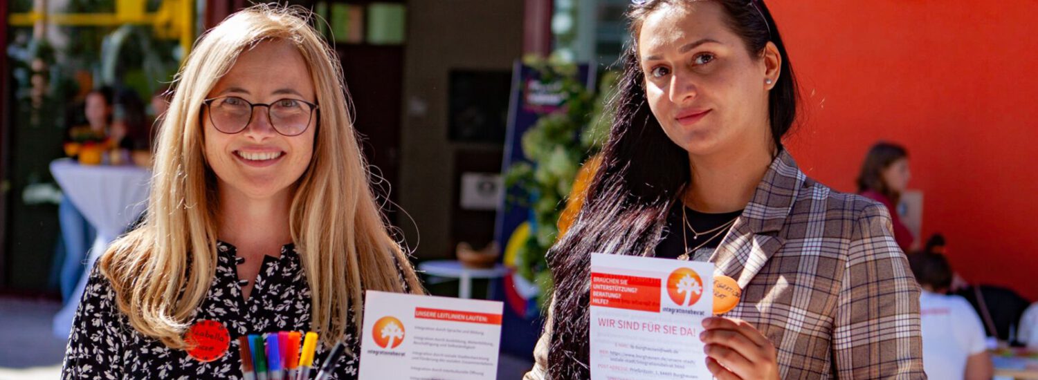 Zwei Mitglieder des Integrationsbeirats vor dem Haus der Familie © Stadt Burghausen Zwei Mitglieder des Integrationsbeirats vor dem Haus der Familie © Stadt Burghausen