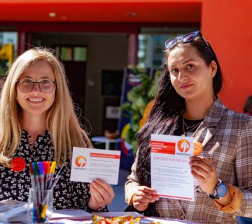Zwei Mitglieder des Integrationsbeirats vor dem Haus der Familie © Stadt Burghausen