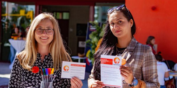 Zwei Mitglieder des Integrationsbeirats vor dem Haus der Familie © Stadt Burghausen