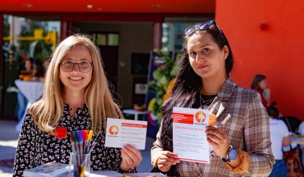 Zwei Mitglieder des Integrationsbeirats vor dem Haus der Familie © Stadt Burghausen Zwei Mitglieder des Integrationsbeirats vor dem Haus der Familie © Stadt Burghausen