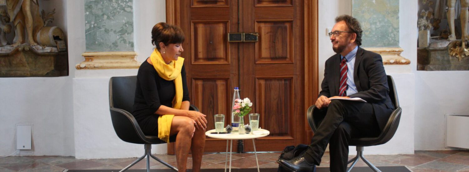 Dr. Zimmer und Dr. Prantl im Gespräch im Roten Salon © Stadt Burghausen