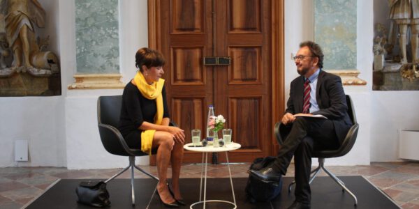 Dr. Zimmer und Dr. Prantl im Gespräch im Roten Salon © Stadt Burghausen