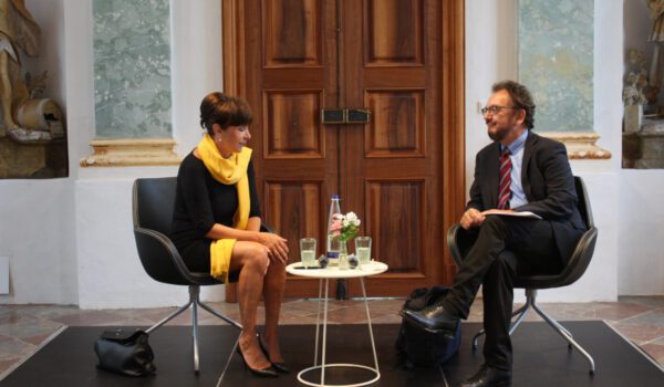 Dr. Zimmer und Dr. Prantl im Gespräch im Roten Salon © Stadt Burghausen Dr. Zimmer und Dr. Prantl im Gespräch im Roten Salon © Stadt Burghausen