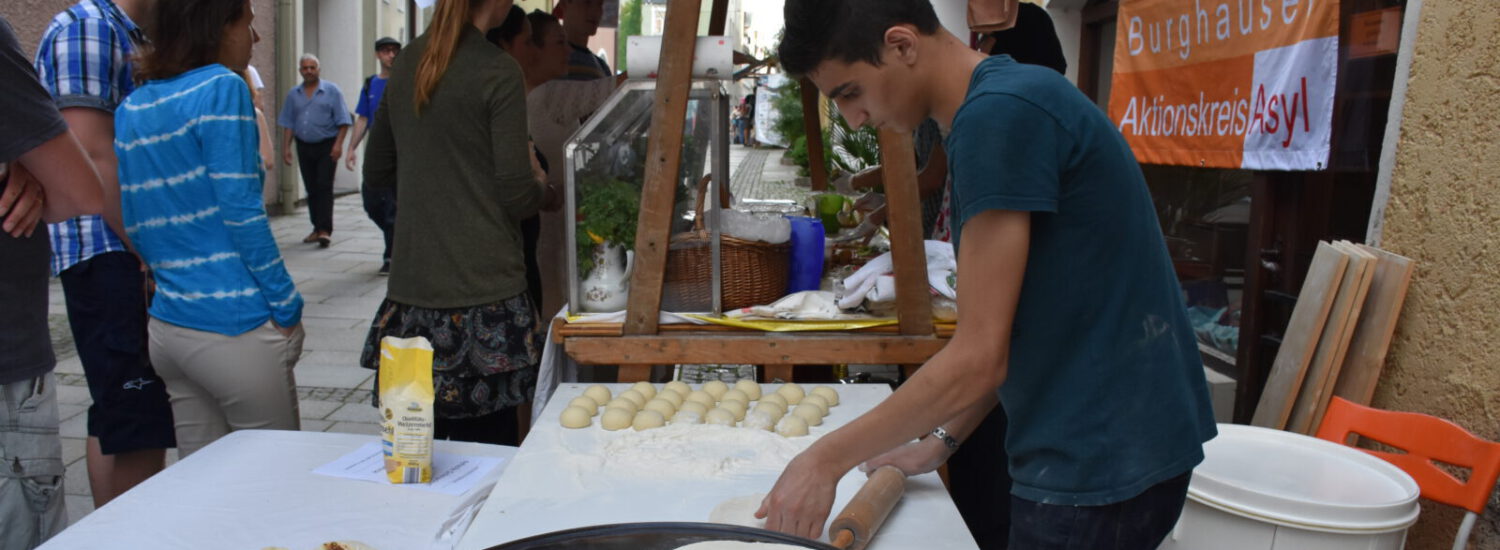 Essensstand des Asylhelferkreises bei Straßenfest in den Grüben © Stadt Burghausen Essensstand des Asylhelferkreises bei Straßenfest in den Grüben © Stadt Burghausen