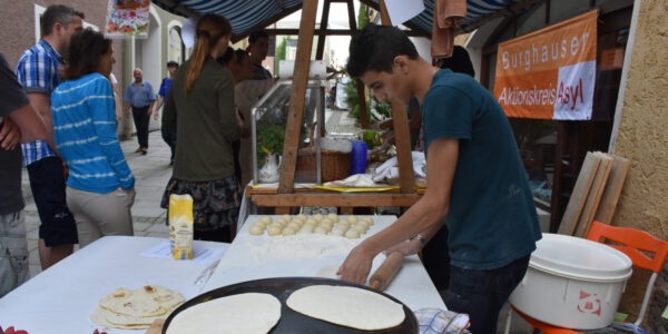 Essensstand des Asylhelferkreises bei Straßenfest in den Grüben © Stadt Burghausen