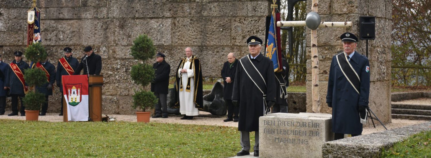 Gedenkveranstaltung am Mahnmal auf der Napoleonshöhe © Stadt Burghausen