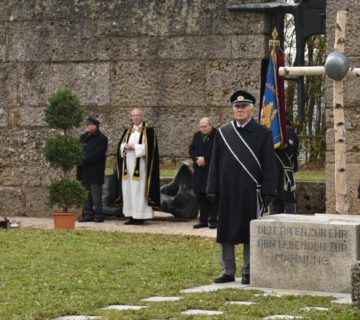 Gedenkveranstaltung am Mahnmal auf der Napoleonshöhe © Stadt Burghausen