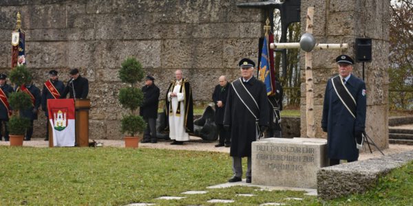 Gedenkveranstaltung am Mahnmal auf der Napoleonshöhe © Stadt Burghausen
