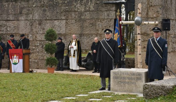 Gedenkveranstaltung am Mahnmal auf der Napoleonshöhe © Stadt Burghausen