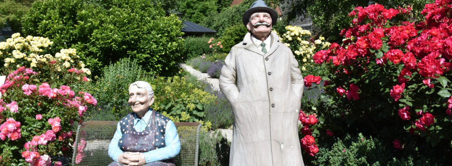 Statuen von einem älteren Paar in einem Park in Burghausen © Stadt Burghausen