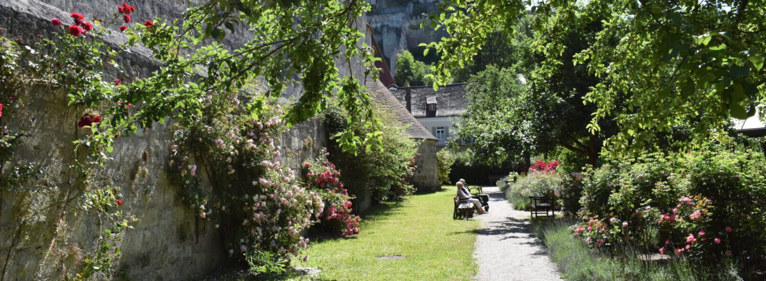 Seniorenpaar auf Bank in einem Park in Burghausen © Stadt Burghausen Seniorenpaar auf Bank in einem Park in Burghausen © Stadt Burghausen