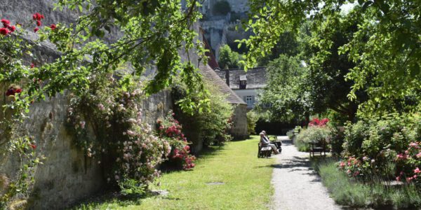 Seniorenpaar auf Bank in einem Park in Burghausen © Stadt Burghausen