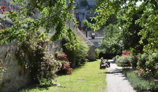 Seniorenpaar auf Bank in einem Park in Burghausen © Stadt Burghausen
