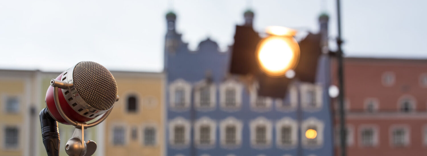 Mikrophon und Scheinwerfer am Stadtplatz beim Konzert der Band Soul Sofa© Hannah Soldner