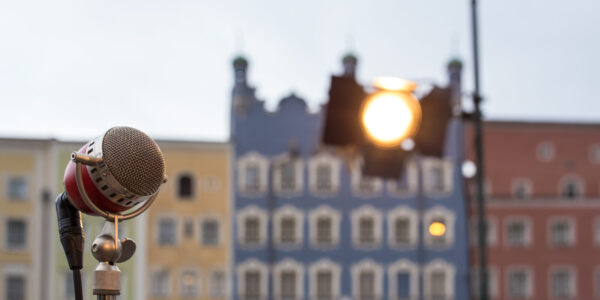 Mikrophon und Scheinwerfer am Stadtplatz beim Konzert der Band Soul Sofa© Hannah Soldner