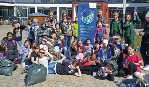 Müllsammelaktion Gruppenfoto © Stadt Burghausen Müllsammelaktion Gruppenfoto © Stadt Burghausen