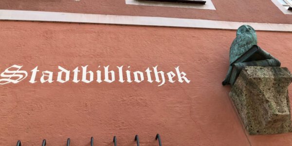 Stadtbibliothek Schild © Alexandra Königseder