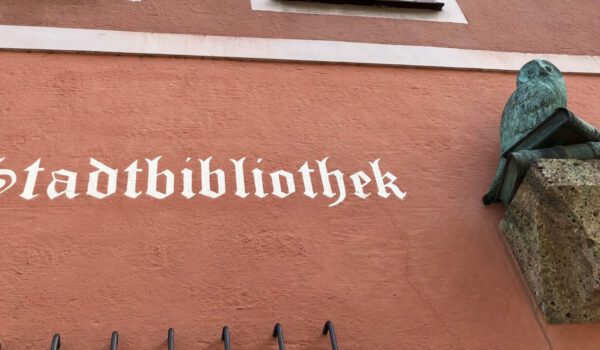 Stadtbibliothek Schild © Alexandra Königseder