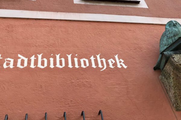 Stadtbibliothek Schild © Alexandra Königseder