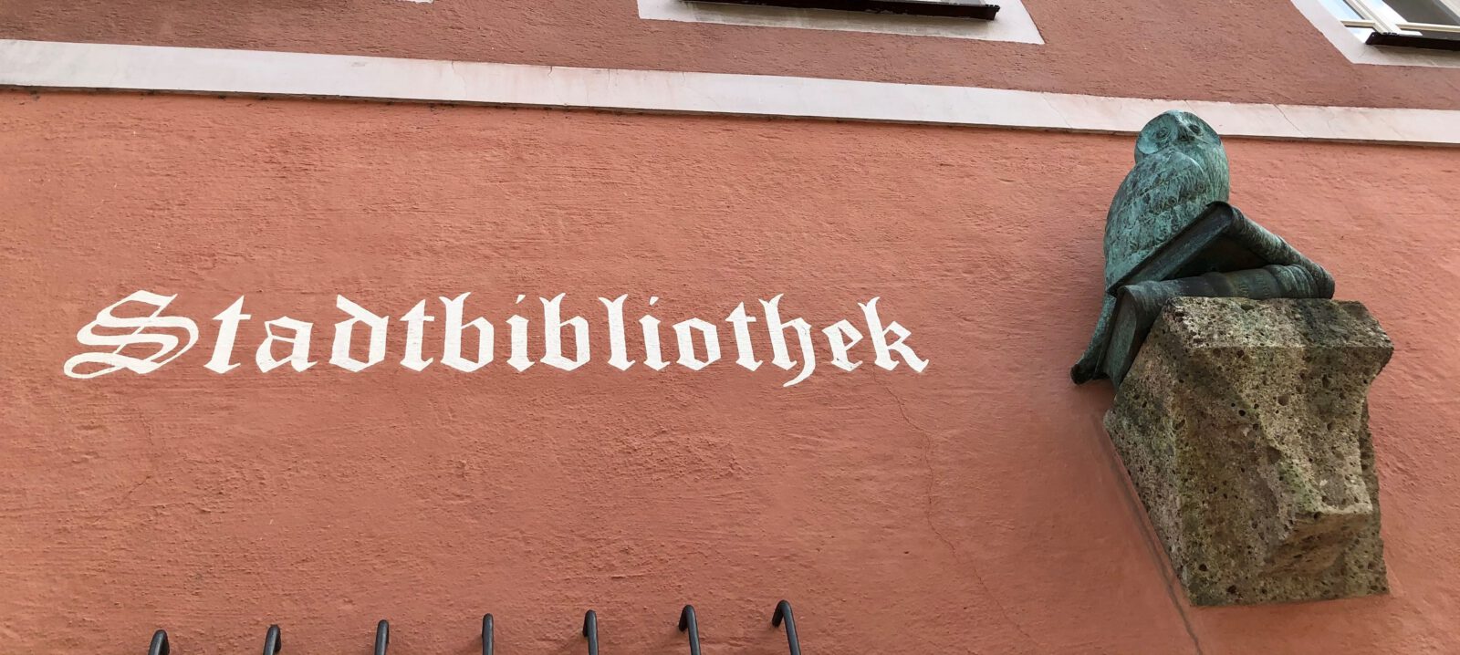 Stadtbibliothek Schild © Alexandra Königseder