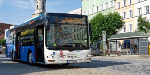 City-Bus am Stadtplatz © Stadt Burghausen