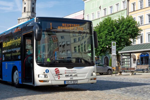 City-Bus am Stadtplatz © Stadt Burghausen