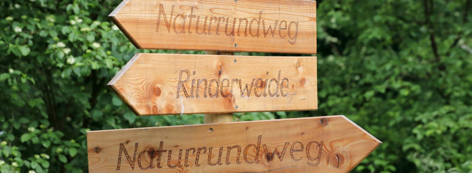 Wegweiser bei Raitenhaslach © Burghauser Touristik GmbH Wegweiser bei Raitenhaslach © Burghauser Touristik GmbH