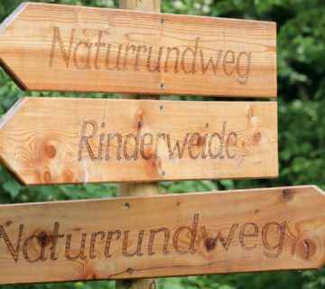 Wegweiser bei Raitenhaslach © Burghauser Touristik GmbH