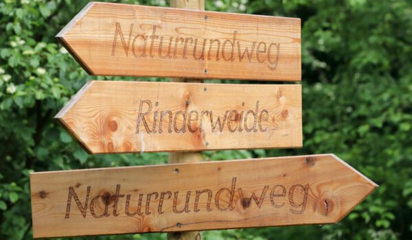 Wegweiser bei Raitenhaslach © Burghauser Touristik GmbH Wegweiser bei Raitenhaslach © Burghauser Touristik GmbH