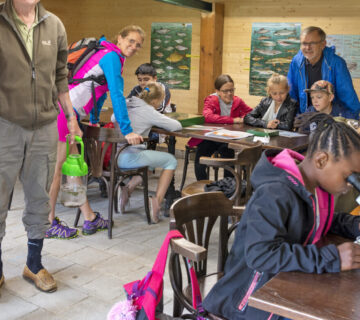 Kinder und Erwachsene am Seenlabor © Stadt Bughausen