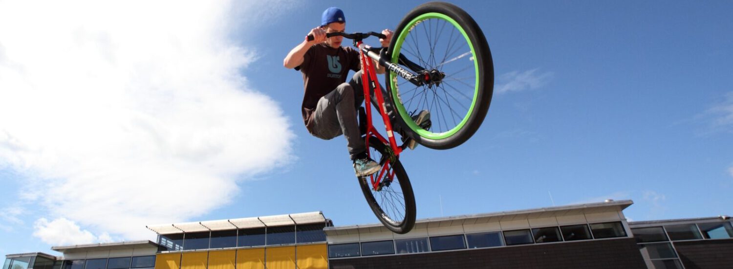 BMX-Fahrer vor Bürgerhaus © Burghauser Touristik GmbH