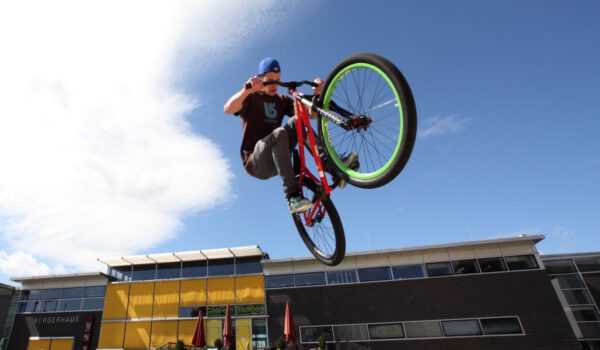BMX-Fahrer vor Bürgerhaus © Burghauser Touristik GmbH BMX-Fahrer vor Bürgerhaus © Burghauser Touristik GmbH