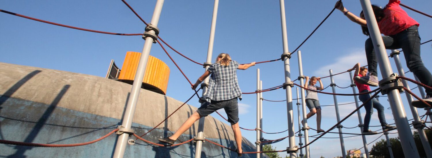 Klettergerüst auf Spielplatz in Burghausen © Burghauser Touristik GmbH Klettergerüst auf Spielplatz in Burghausen © Burghauser Touristik GmbH