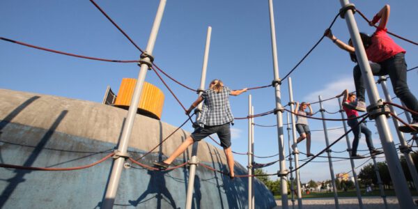 Klettergerüst auf Spielplatz in Burghausen © Burghauser Touristik GmbH