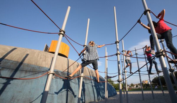 Klettergerüst auf Spielplatz in Burghausen © Burghauser Touristik GmbH Klettergerüst auf Spielplatz in Burghausen © Burghauser Touristik GmbH