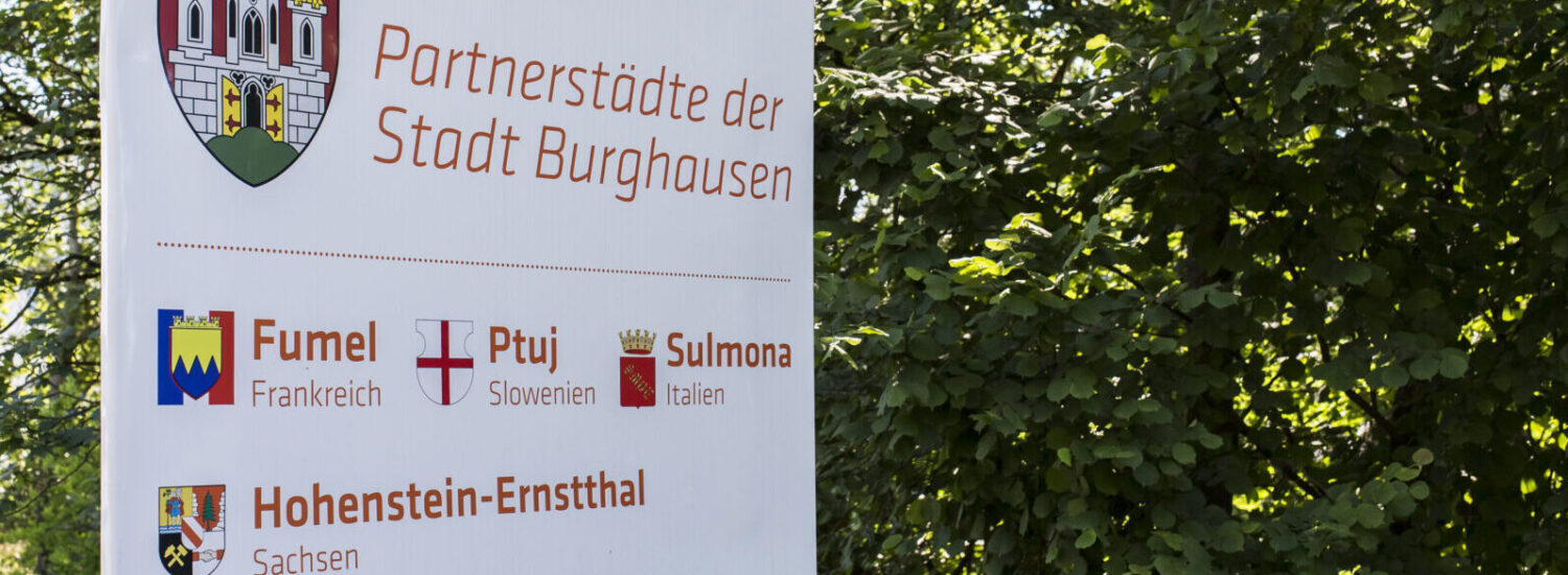 Schild Partnerstädte Burghausens am Ortseingang © Hannah Soldner