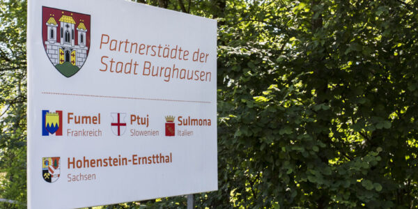 Schild Partnerstädte Burghausens am Ortseingang © Hannah Soldner