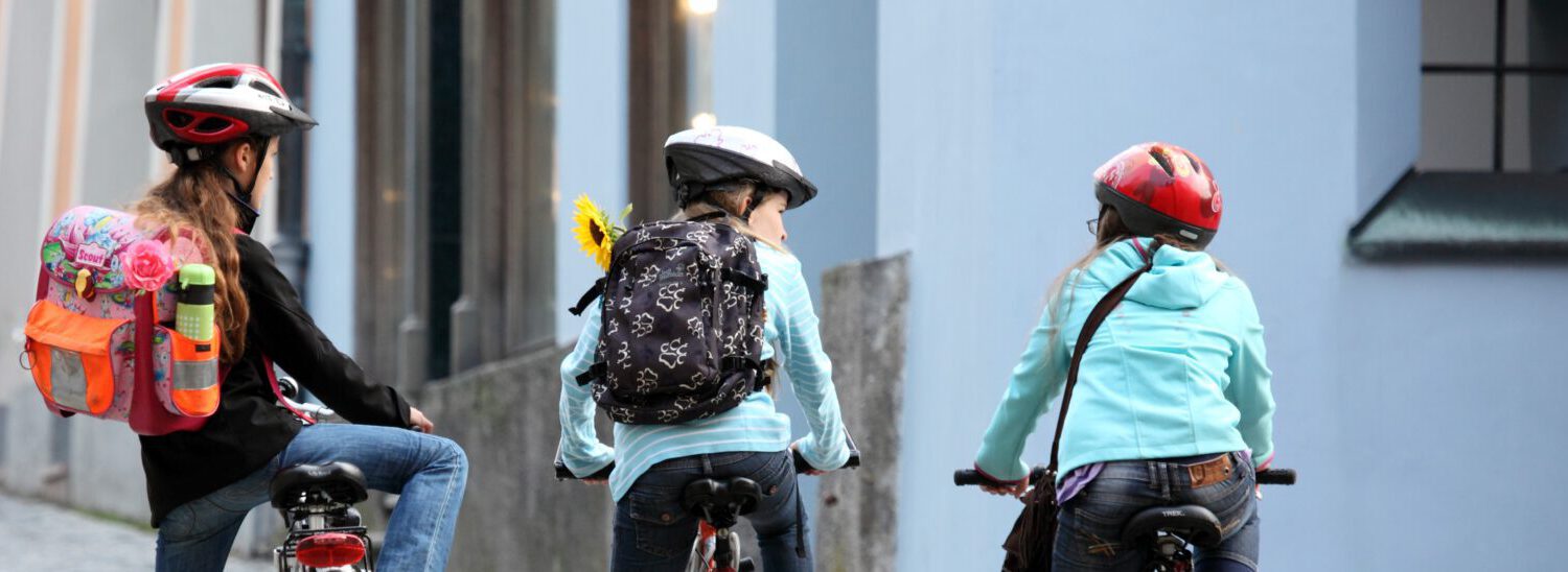 Kinder auf Fahrrädern mit Schulranzen am Stadtplatz © Burghauser Touristik GmbH Kinder auf Fahrrädern mit Schulranzen am Stadtplatz © Burghauser Touristik GmbH