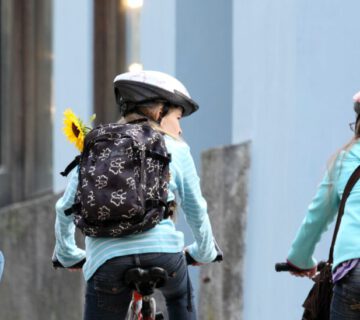 Kinder auf Fahrrädern mit Schulranzen am Stadtplatz © Burghauser Touristik GmbH
