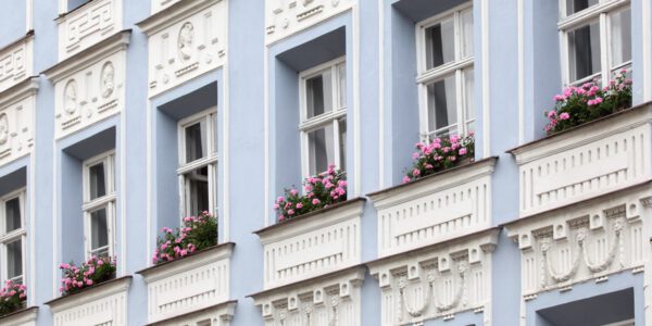 Fensterfront Gebäude am Stadtplatz © Burghauser Touristik GmbH