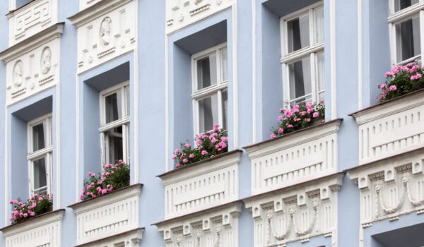 Fensterfront Gebäude am Stadtplatz © Burghauser Touristik GmbH
