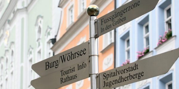 Wegweiser am Stadtplatz © Burghauser Touristik GmbH