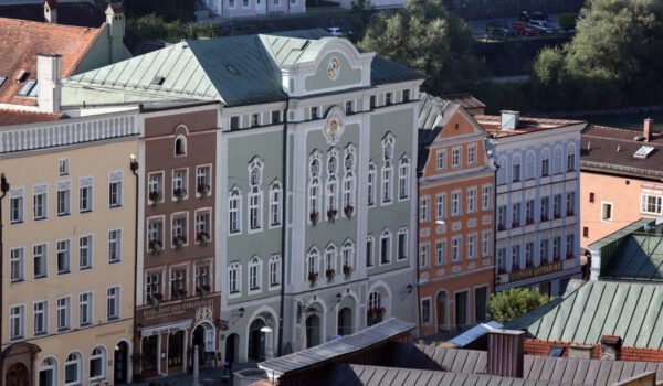 Rathausgebäude von Weitem © Burghauser Touristik GmbH