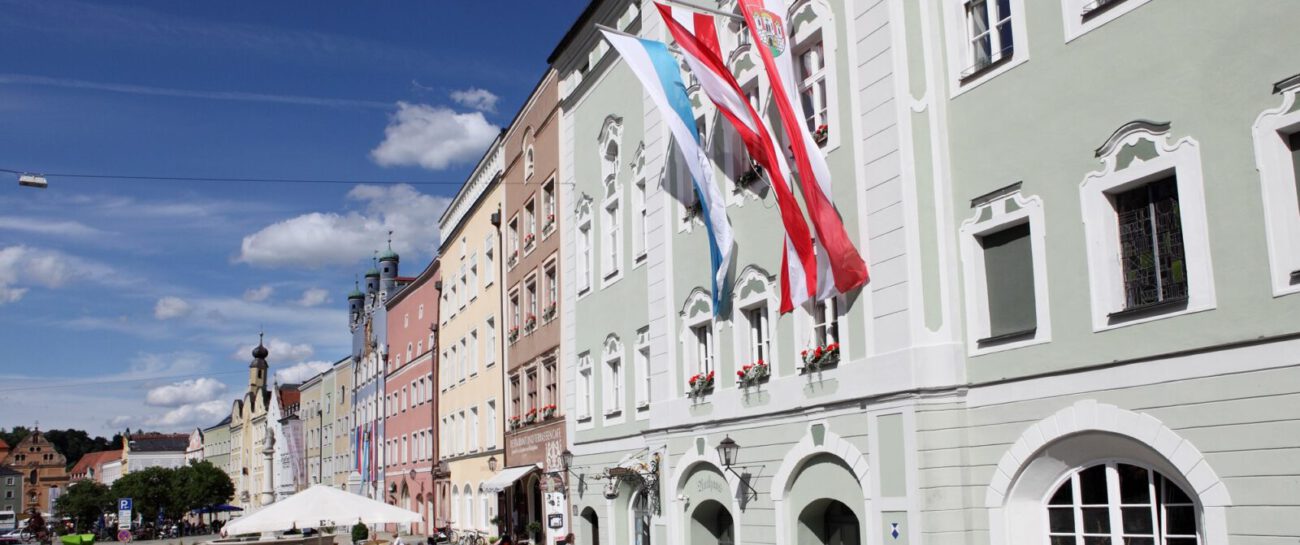 Rathausgebäude mit Stadtplatz © Burghauser Touristik GmbH