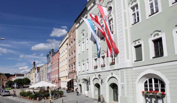 Rathausgebäude mit Stadtplatz © Burghauser Touristik GmbH