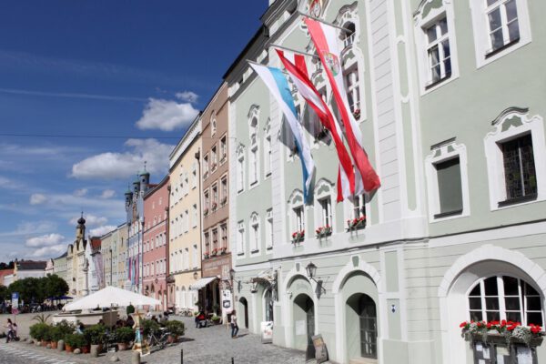 Rathausgebäude mit Stadtplatz © Burghauser Touristik GmbH