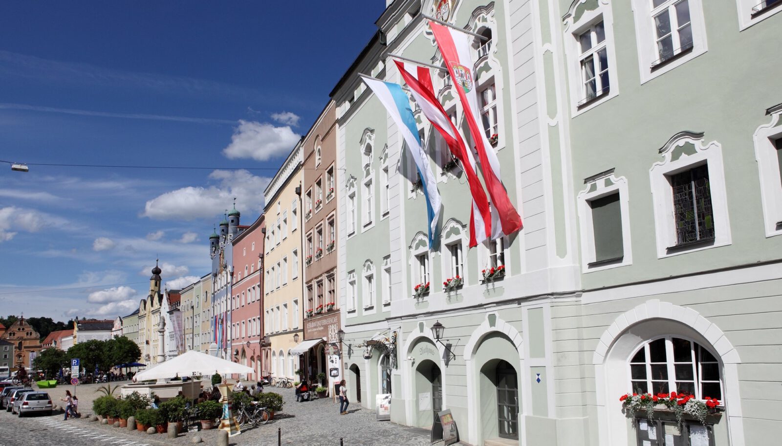 Rathausgebäude mit Stadtplatz © Burghauser Touristik GmbH